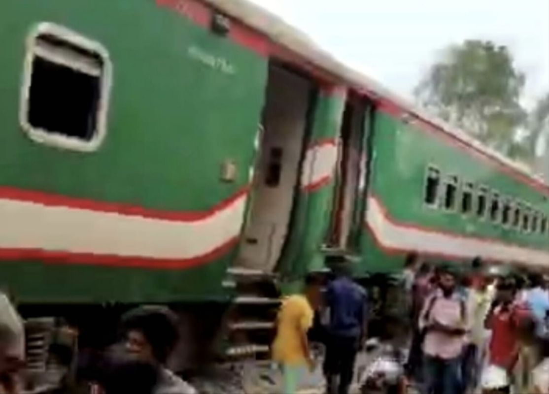 সান্তাহারে নীল সাগর এক্সপ্রেস লাইনচ্যুত শতাধিক যাত্রী আহত