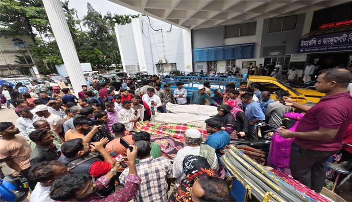 চালকের চোখের ঘুম কেড়ে নিলো ৮ প্রাণ