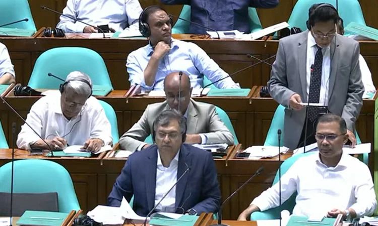 সংসদে প্রধানমন্ত্রীর পাশে বসলেন স্বরাষ্ট্রমন্ত্রী