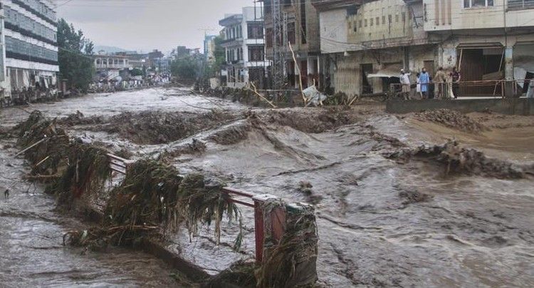 পাকিস্তানে বন্যা-ভূমিধসে মৃত্যু বেড়ে ৪০০