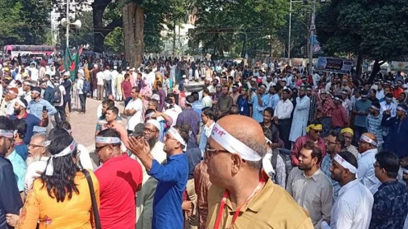 প্রাথমিক শিক্ষকদের অবস্থান কর্মসূচি চলছে