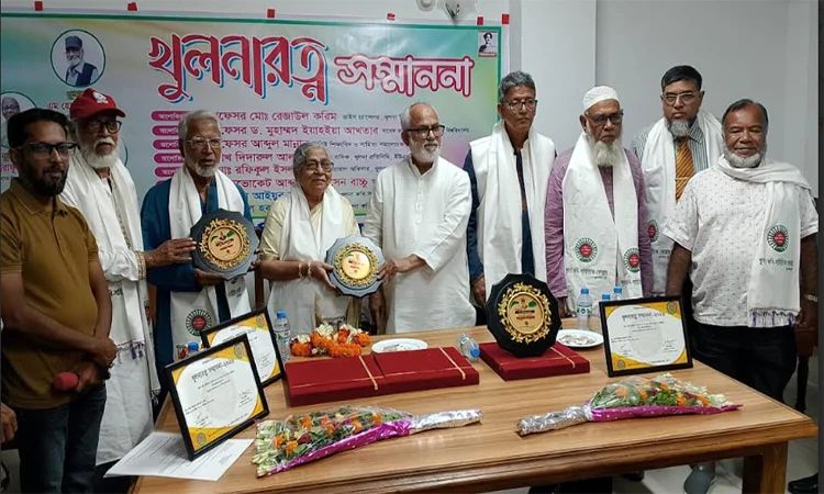 খুলনারত্ন সম্মাননা পেলেন তিন বরেণ্য সাহিত্যিক