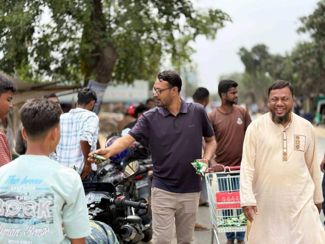 নওগাঁয় তেলনিতে আসা লোকজনকে সরবত খাওয়ালেন পাম্প কর্তৃপক্ষ