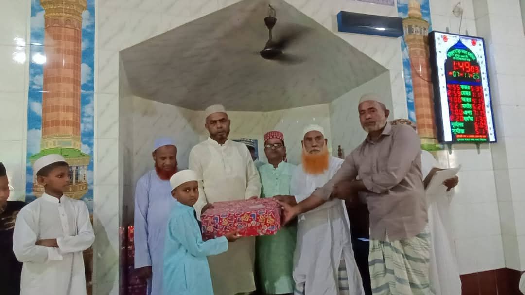 টানা ৪০ দিন জামাতে নামাজ আদায় করে পুরস্কার পেল ২১ শিশু-কিশোর.