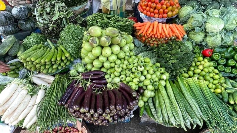 সবজির বাজারে স্বস্তি, তেল-চালে অস্বস্তি
