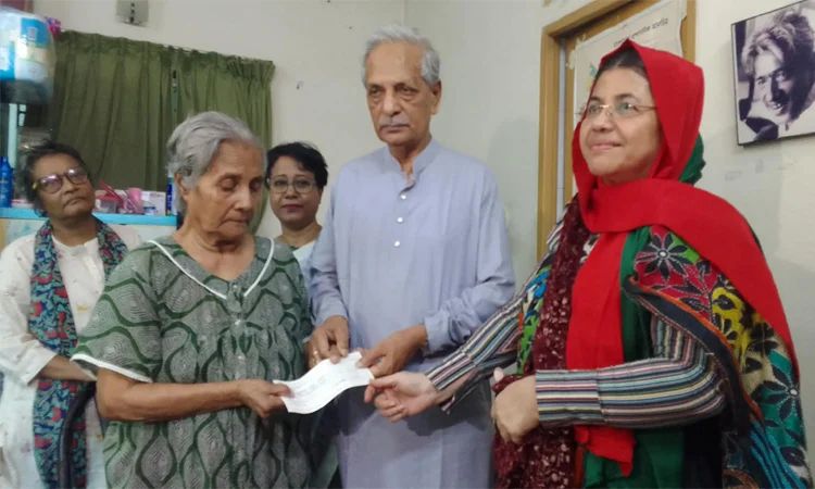 ভাষাসৈনিক আব্দুল মতিনের অসুস্থ সহধর্মিণীকে দেখতে গেলেন