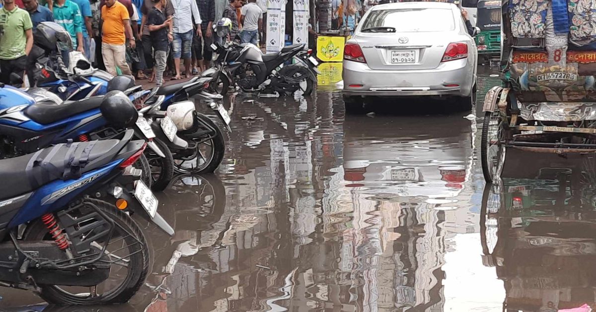 সকাল থেকে বৃষ্টি ঝরছে রাজধানীতে, যানজটে ভোগান্তি