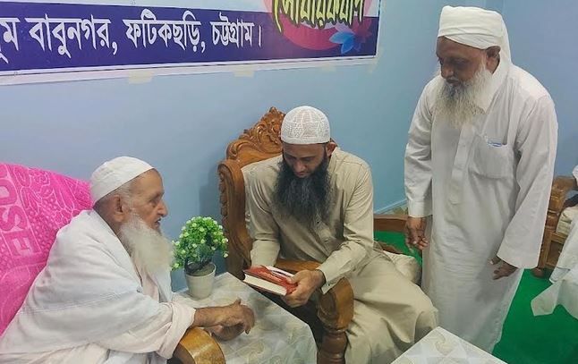 হেফাজতে ইসলামের আমিরের সাথে সাক্ষাৎ করলেন ধর্ম প্রতিমন্ত্রী