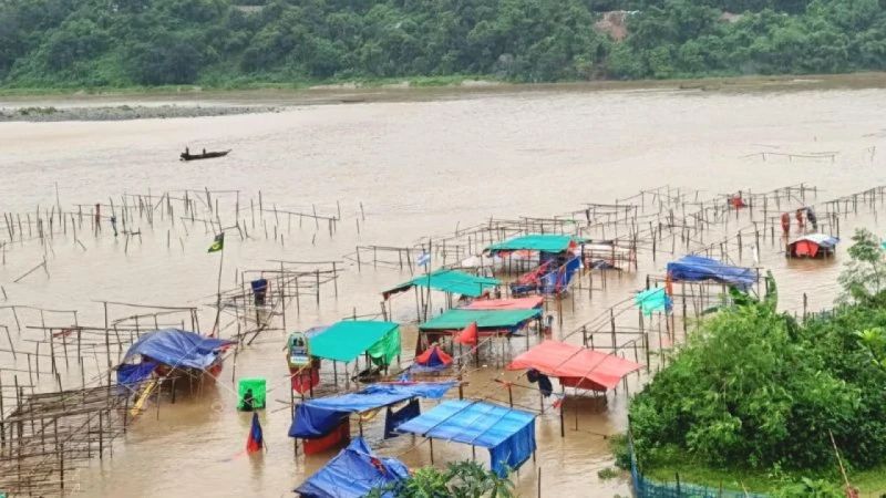 জাফলংয়ে তছনছ শতাধিক দোকান