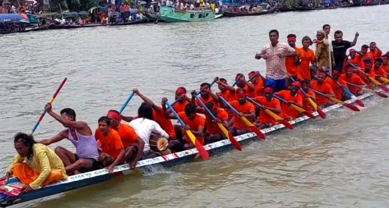 জলে নৌকা বাইচ, ডাঙ্গায় মানুষের উচ্ছ্বাস
