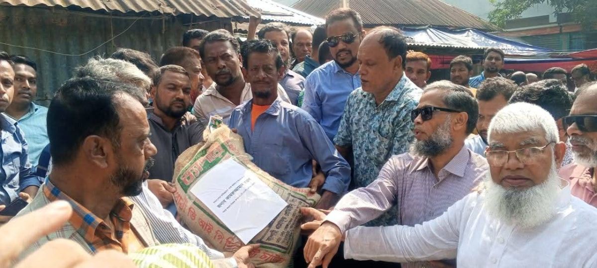 গজারিয়া অগ্নিকাণ্ডে ক্ষতিগ্রস্থ ব্যবসায়ীদের ৪ লাখ টাকার অর্থ সহায়তা