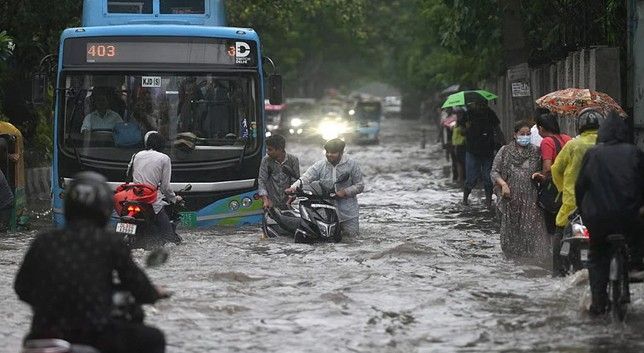 ভারী বৃষ্টিতে দিল্লিতে জলাবদ্ধতা, রেড অ্যালার্ট জারি