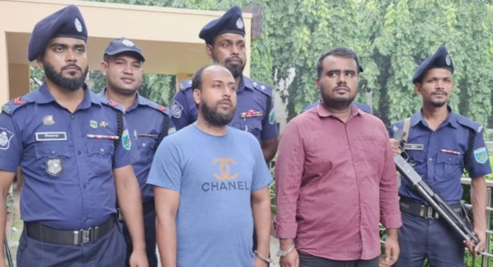 নওগাঁয় নারী-পুরুষ ৪ জন ভূয়া পুলিশ সহ মোট ৬ জন আটক