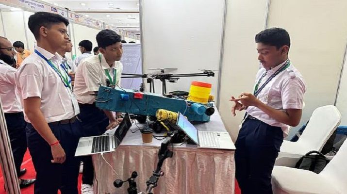 বইয়ের পাতা থেকে মহাকাশের সীমানায়