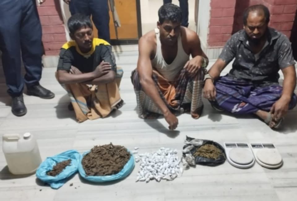 নওগাঁয় গাঁজা ও দেশি মদসহ ৩ জন আটক