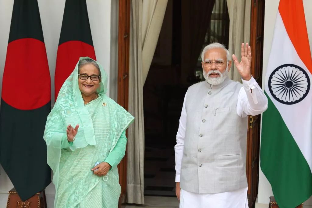 হাসিনাকে আঁকড়ে থাকায় ভারতের লাভ কী