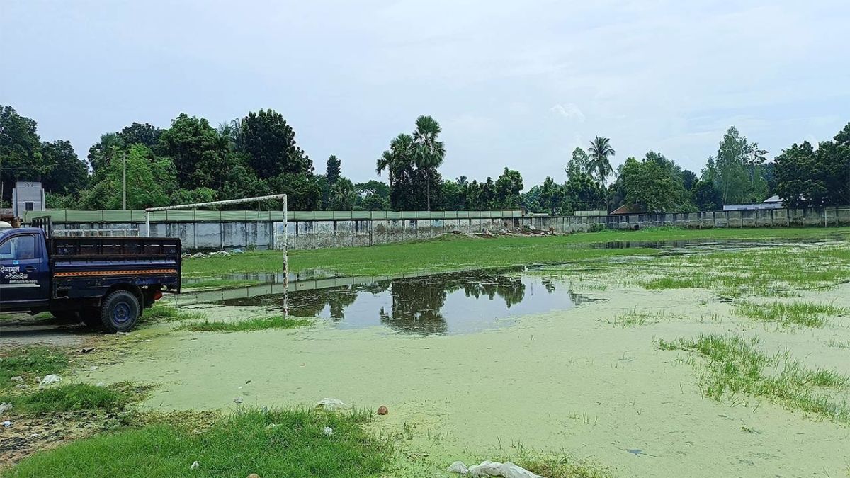 পাবনার বেড়ার ঐতিহ্যবাহী স্টেডিয়াম এখন জলাভূমি