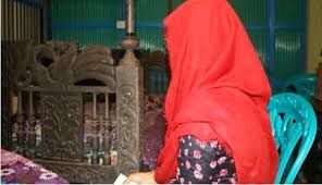 পিরোজপুরে বিয়ের দাবিতে তরুণীর অনশন