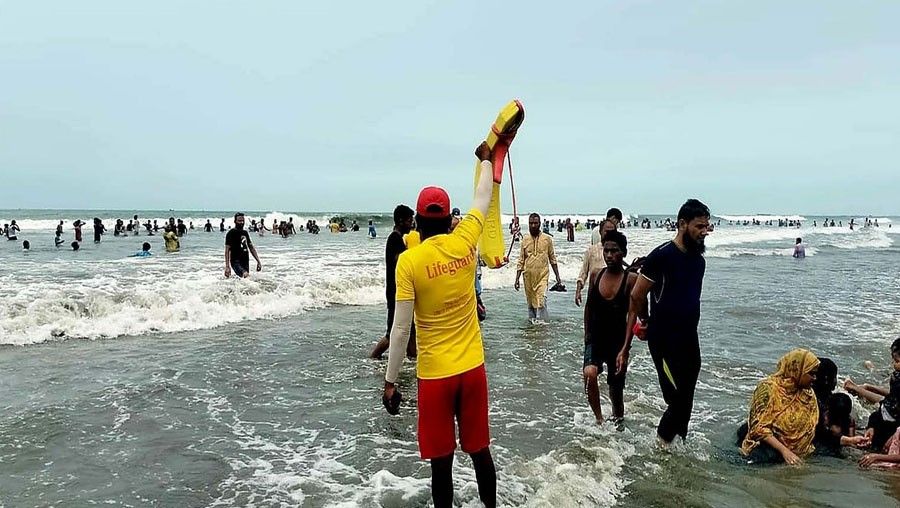 কক্সবাজার সৈকতে বন্ধ হচ্ছে লাইফগার্ড সেবা