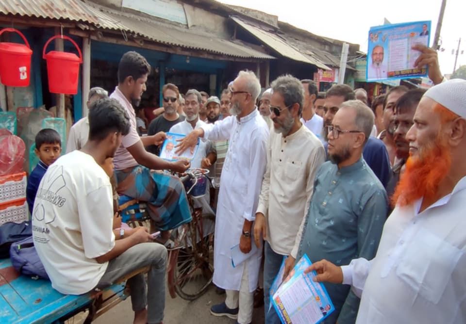 নওগাঁয় তারেক রহমান ঘোষিত ৩১ দফার লিফলেট বিতরণ