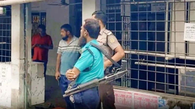 খুলনায় নামাজের সময় মসজিদে ঢুকে গুলি