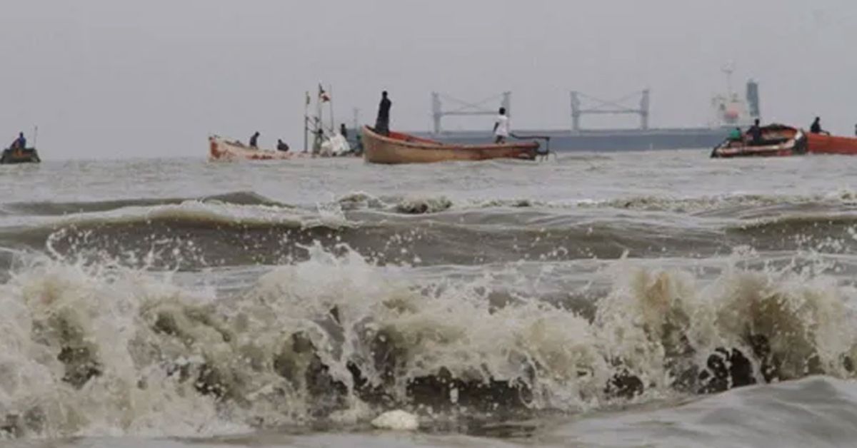 সব সমুদ্র বন্দরে ৩ নম্বর সতর্ক সংকেত