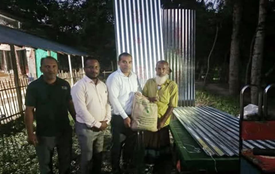 নওগাঁয় মাথা গোজার  ঠাই বসতবাড়ি হারানো আবুল কালাম পেলো অনুদান