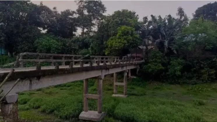 রংপুরে দশ গ্রামের মানুষের ভরসা ৩৫ বছরের জরাজীর্ণ সেতু