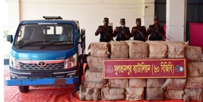 কুমিল্লায় সেনাবাহিনীর অভিযানে ওয়ারেন্টভুক্ত  আসামি আটক