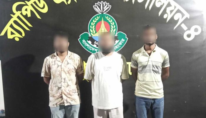 কোটি টাকা হাতিয়ে নেওয়া চক্রের তিন সদস্য গ্রেপ্তার