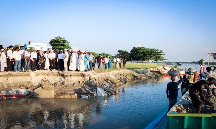 মুন্সীগঞ্জে শিলইয়ে ভাঙন রোধ ২০ হাজার জিও ব্যাগ ডাম্পিং