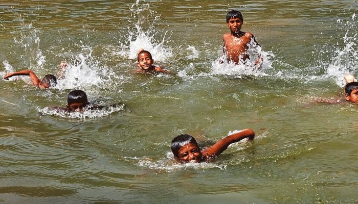 ভ্যাপসা গরমে অস্বস্তি
