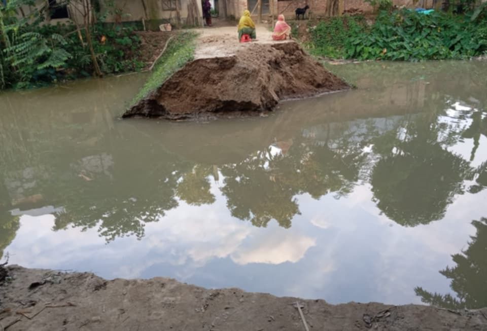 আত্রাই নদীর বেড়িবাঁধ ভেঙ্গে দুই শতাধিক পরিবার পানিবন্দী