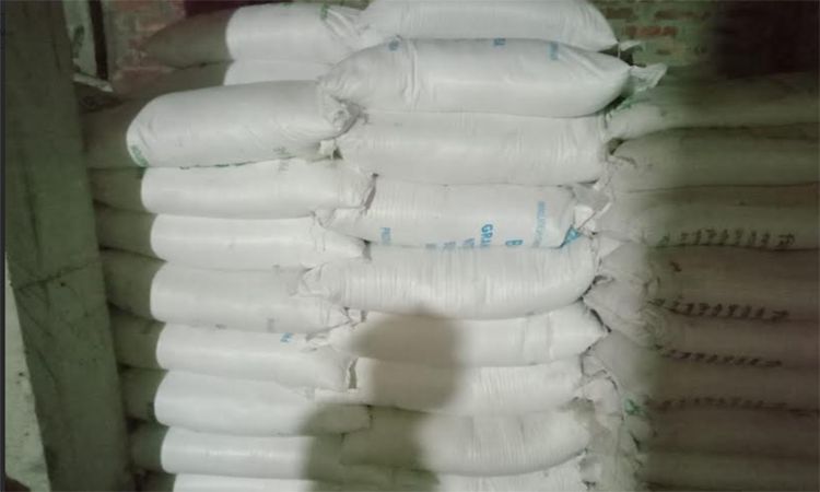 ব্যবসায়ীর গুদাম থেকে সার জব্দ