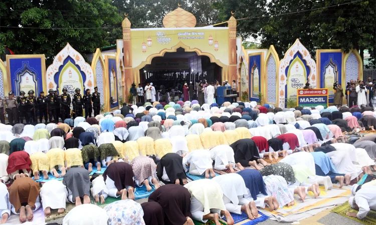 ধর্মীয় ভাবগাম্ভীর্য ও উৎসবের মধ্যদিয়ে পবিত্র ঈদুল ফিতর উদযাপিত