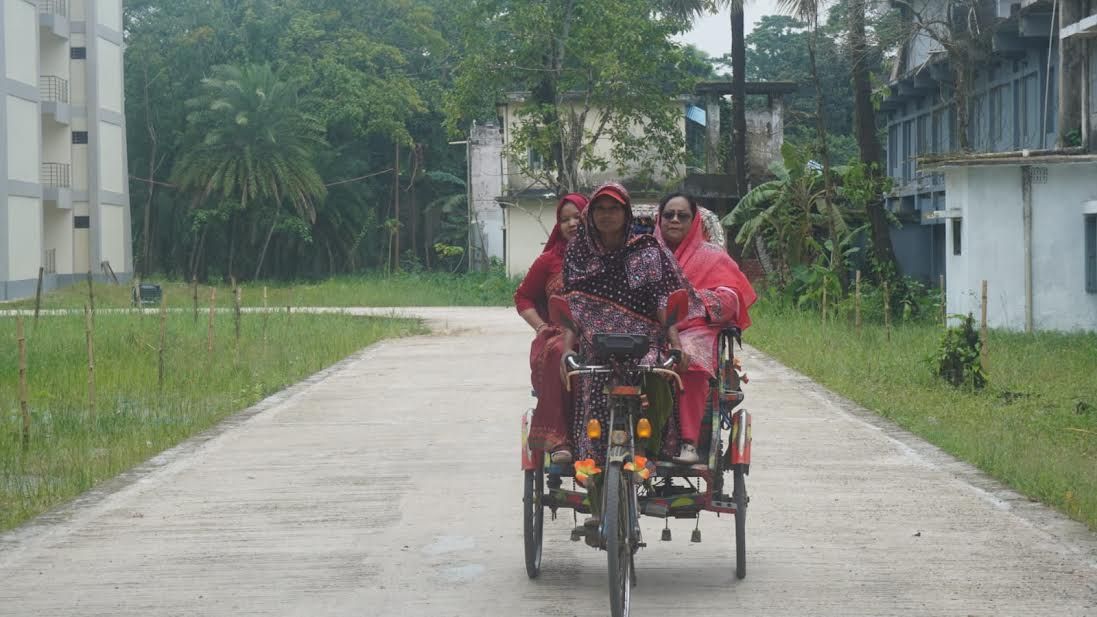 বৃক্ষরোপণ শেষে নারী চালকের রিকশায় চড়লেন বিসিসি প্রশাসক শিরীন