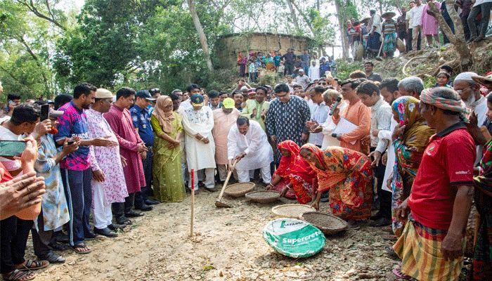 গোদাগাড়ীতে খাল খনন কর্মসূচির উদ্বোধন