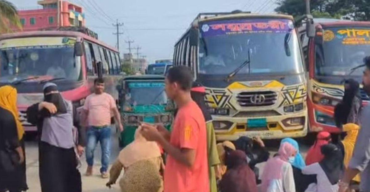 সড়ক অবরোধ করলেন চাকরি হারানো শিক্ষকরা