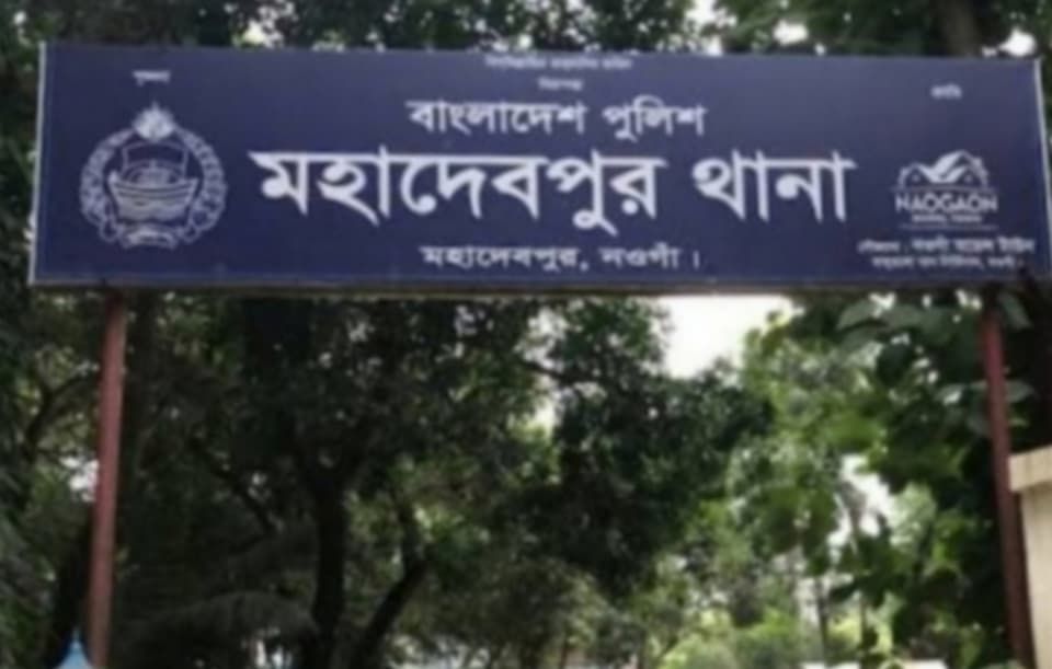 নওগাঁয় ৩ মাতাল যুবক কর্তৃক এক গৃহবধূকে গন-ধর্ষণের চেষ্টা