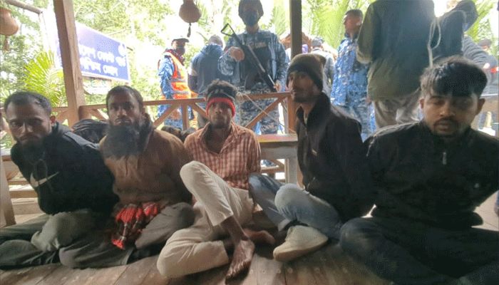ডাকাতের হাতে জিম্মি থাকা পর্যটক উদ্ধার