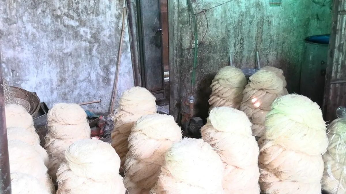 খোলা টয়লেটের পাশে তৈরি হচ্ছিল সেমাই