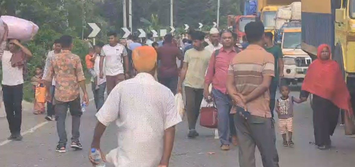 ঢাকার সঙ্গে দিনভর ২১ জেলার যান চলাচল বন্ধ