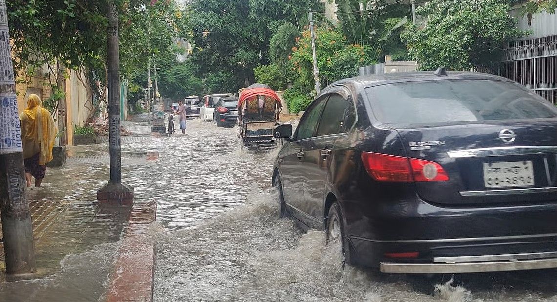 লঘুচাপের প্রভাবে রাজধানীতে বৃষ্টিপাত, সড়কে জলাবদ্ধতা