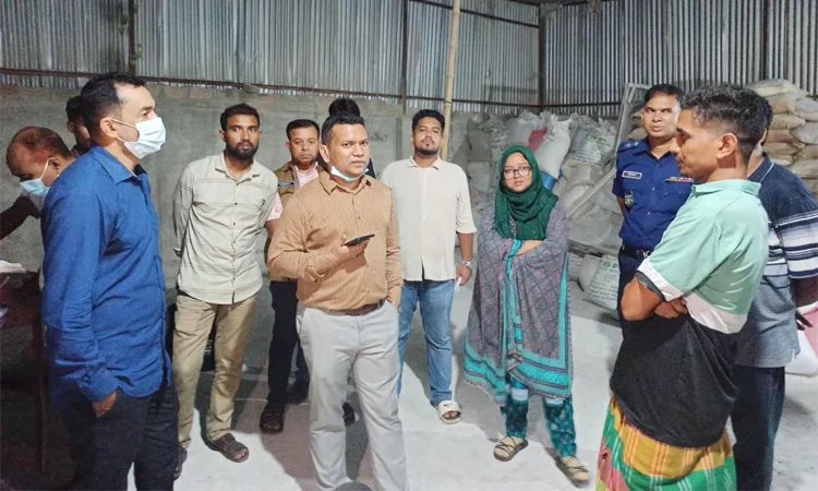 কেরানীগঞ্জে অবৈধ সার কারখানা সিলগালা; ১ লক্ষ টাকা জরিমানা