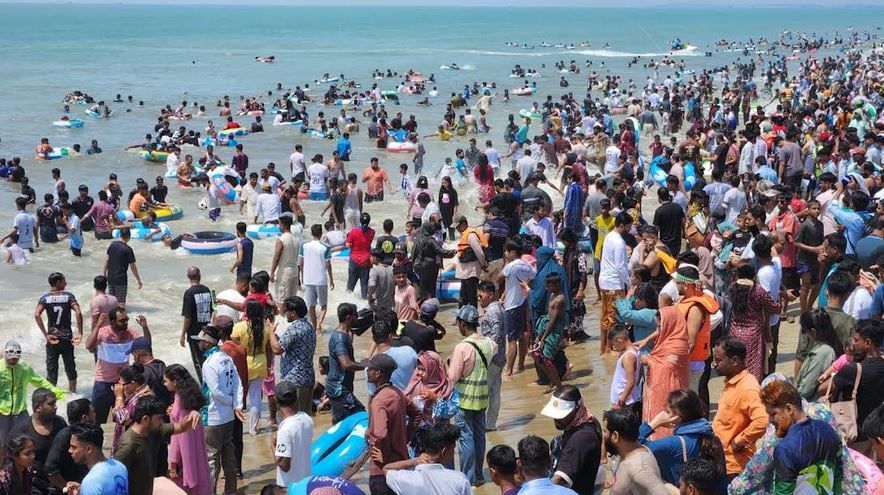 কক্সবাজারে পর্যটকের ঢল, চাঙা পর্যটন খাত