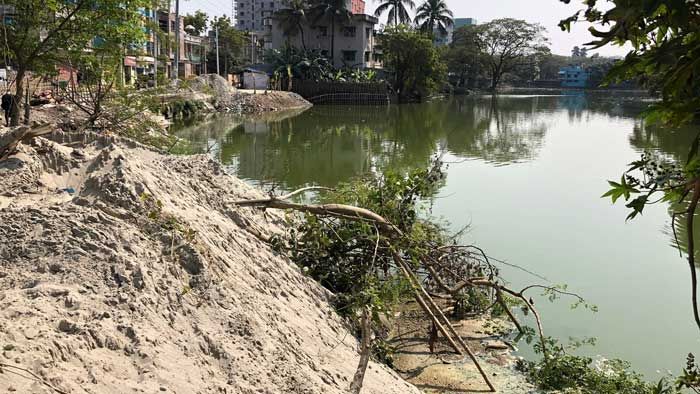 রাজশাহীতে পুকুর উদ্ধারে প্রশাসনের অভিযান