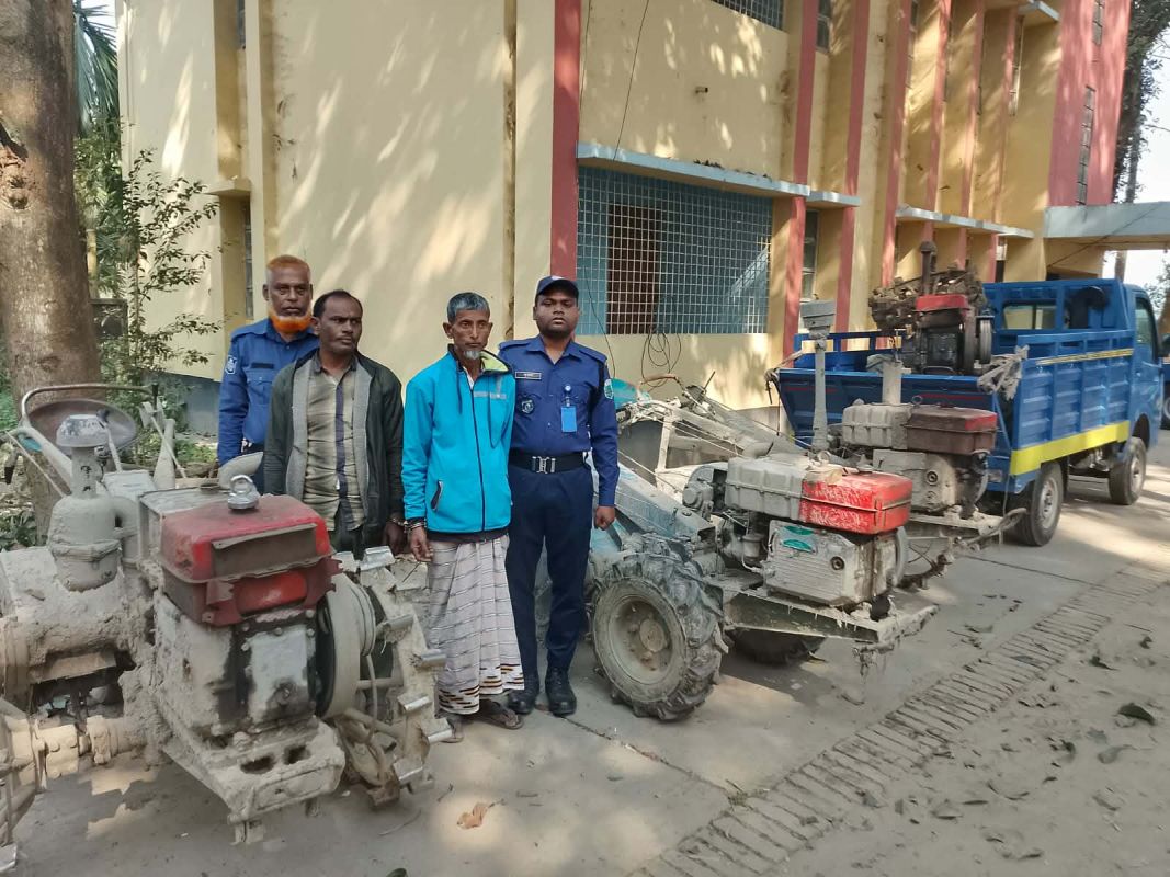 নওগাঁয় ট্রাক্টর চোর চক্রের দু'জন আটক ৪ ট্রাক্টর উদ্ধার