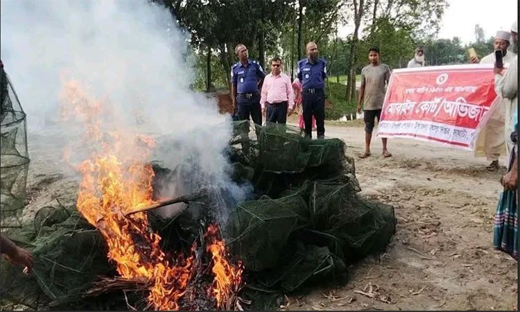 গাইবান্ধায় চায়না দুয়ারি জাল পুড়িয়ে ধংস