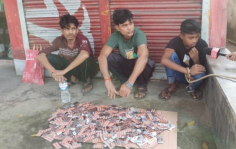 নওগাঁয় বিপুল পরিমান ট্যাপেন্টাডল সহ ৩ জনকে আটক