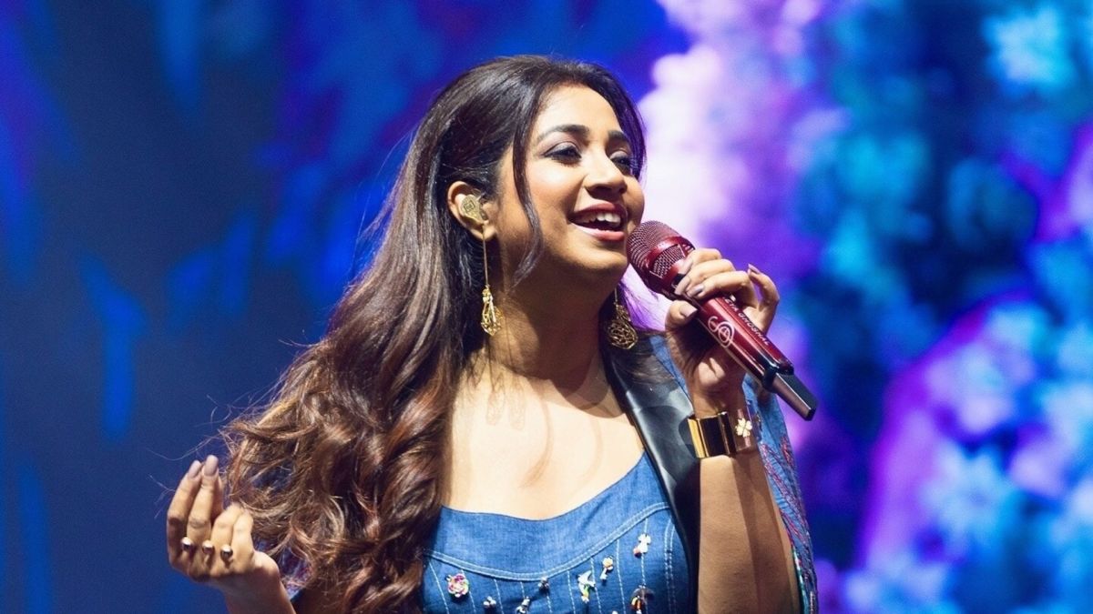 শেকড়ের টানে বিক্রমপুরে সংগীত শিল্পী শ্রেয়া ঘোষাল